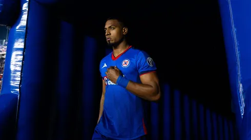 El defensor colombiano salió expulsado después de un conato de bronca al finalizar el compromiso ante los universitarios.