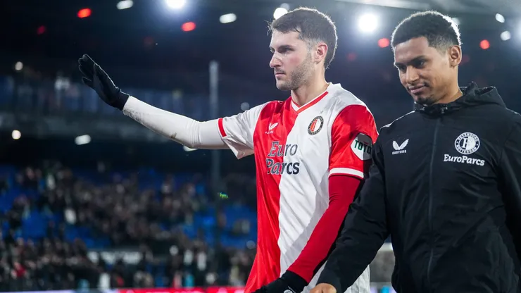 Santi Giménez volverá a jugar en la Eredivisie.