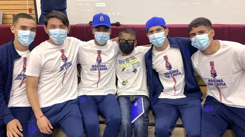 Algunos futbolistas del plantel y el propio Martín Anselmi regalaron sonrisas en una bonita iniciativa.