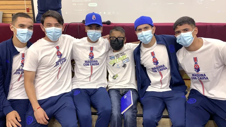 Algunos futbolistas del plantel y el propio Martín Anselmi regalaron sonrisas en una bonita iniciativa.