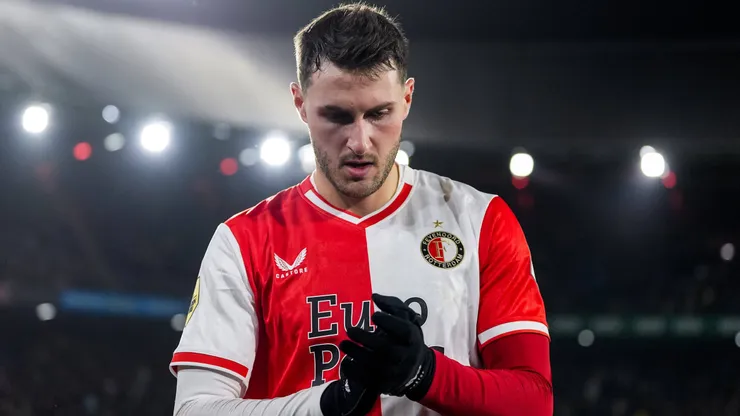 Santiago Giménez será suplente en el Feyenoord vs. Roma