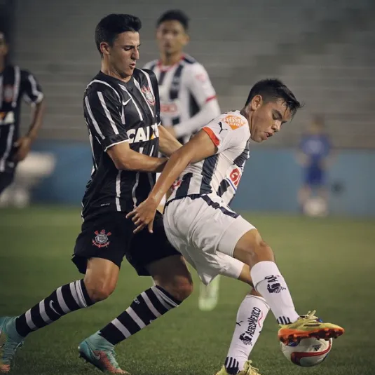 Carlos Rodríguez en un duelo ante el Corinthians.