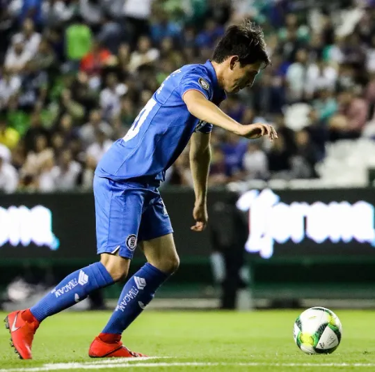 Alexis Gutiérrez con la playera cementera en su primera publicación.