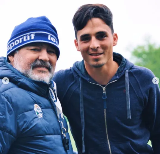 Lorenzo Faravelli junto a Maradona.