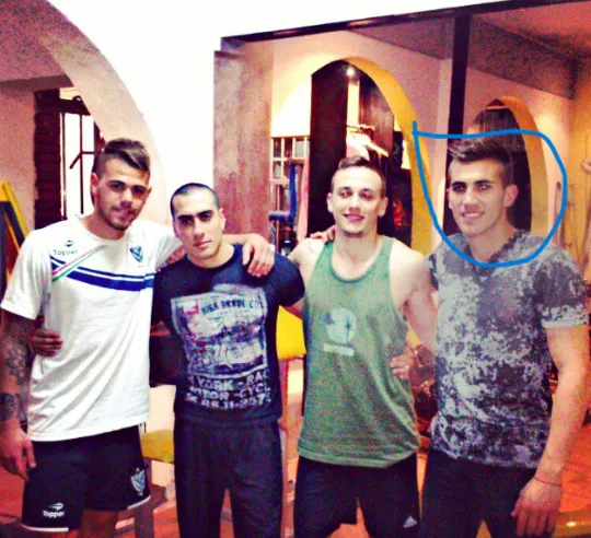 Gonzalo Piovi junto con amigos en Argentina.