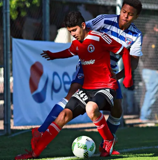 Carlos Vargas con el uniforme de los Xolos.