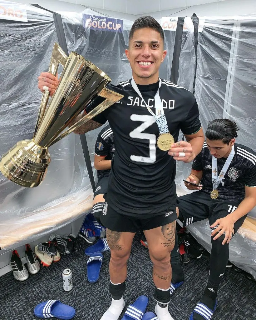 El defensor mexicano con la Copa Oro en manos.
