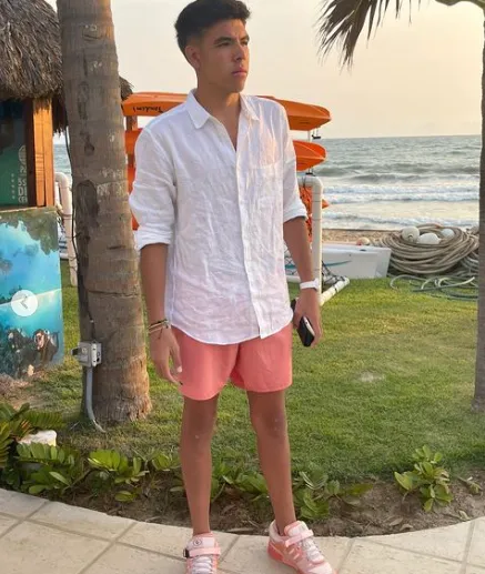 Luis Jiménez posando durante sus vacaciones.