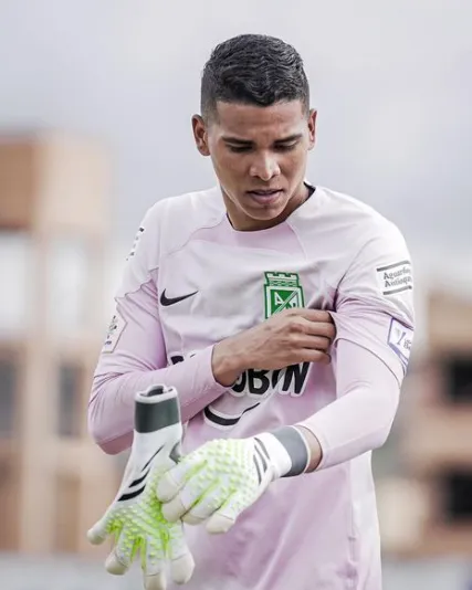 Kevin Mier con el uniforme del Atlético Nacional.