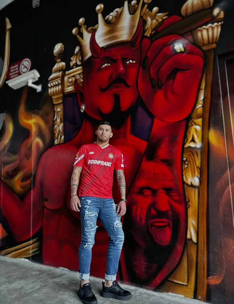 Juan Escobar con la playera de Toluca (@CLMerlo)