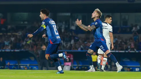 Nacho Rivero celebra el gol de Cruz Azul que después sería anulado.