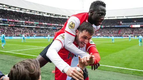 Santi Giménez fue titular en remontada del Feyenoord.