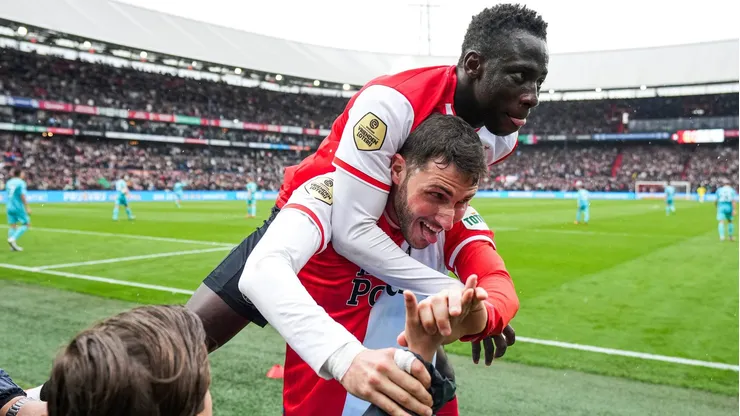 Santi Giménez fue titular en remontada del Feyenoord.