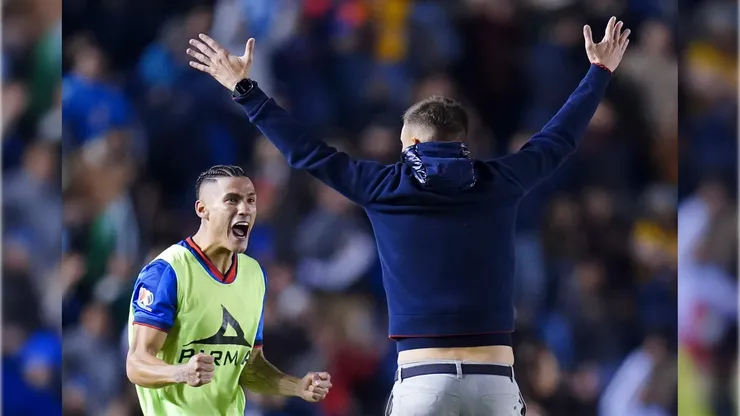 Uriel Antuna celebra con Martín Anselmi.