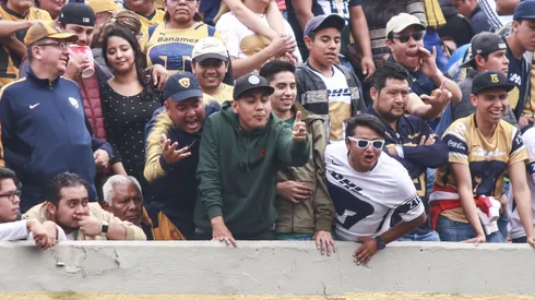 Afición de Pumas ha agredido a la de Cruz Azul en CU.