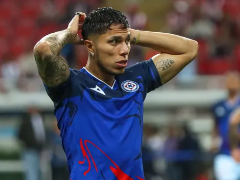 La afición volvió a estar ardida con Carlos Salcedo en Cruz Azul