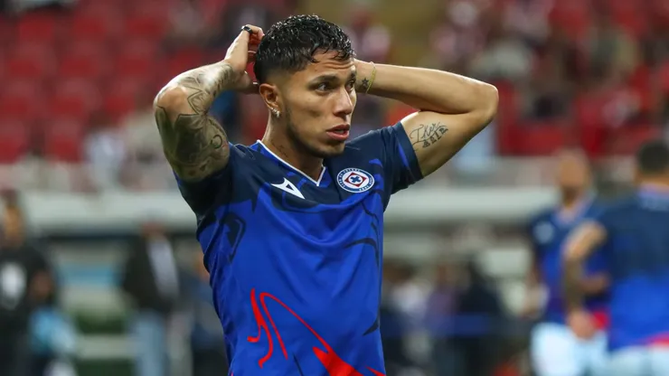 La afición volvió a estar ardida con Carlos Salcedo en Cruz Azul