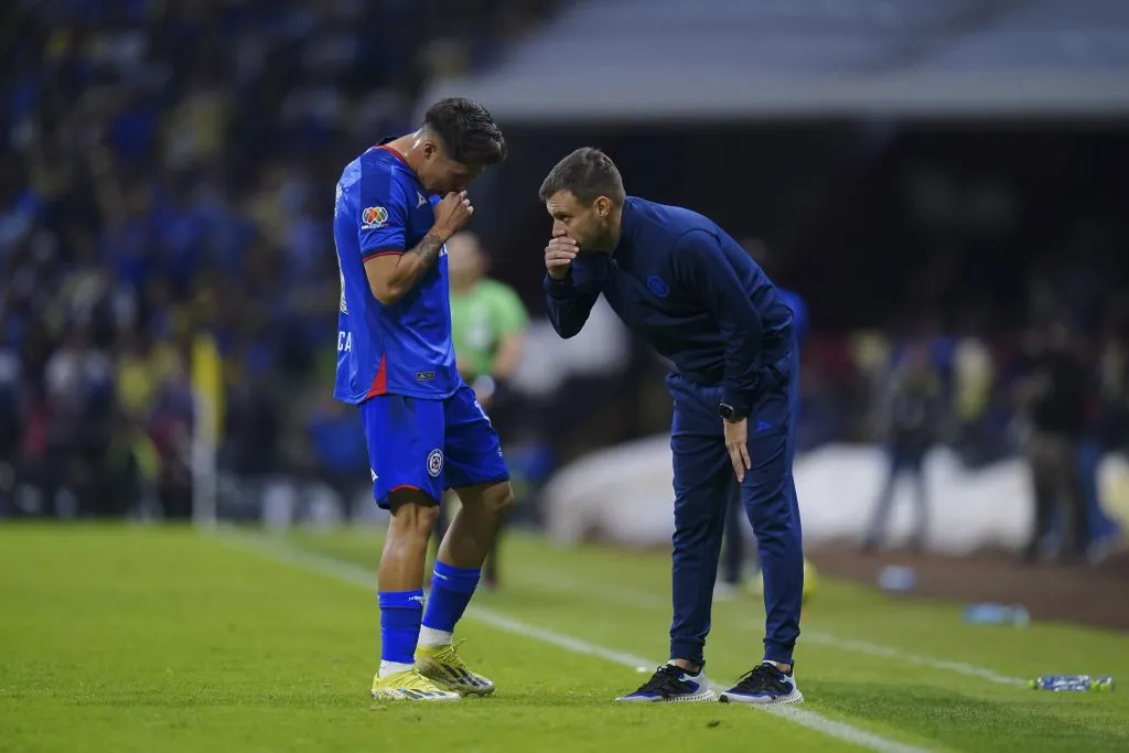Rodrigo Huescas recibiendo indicaciones de Martín Anselmi. (Foto: Imago7)