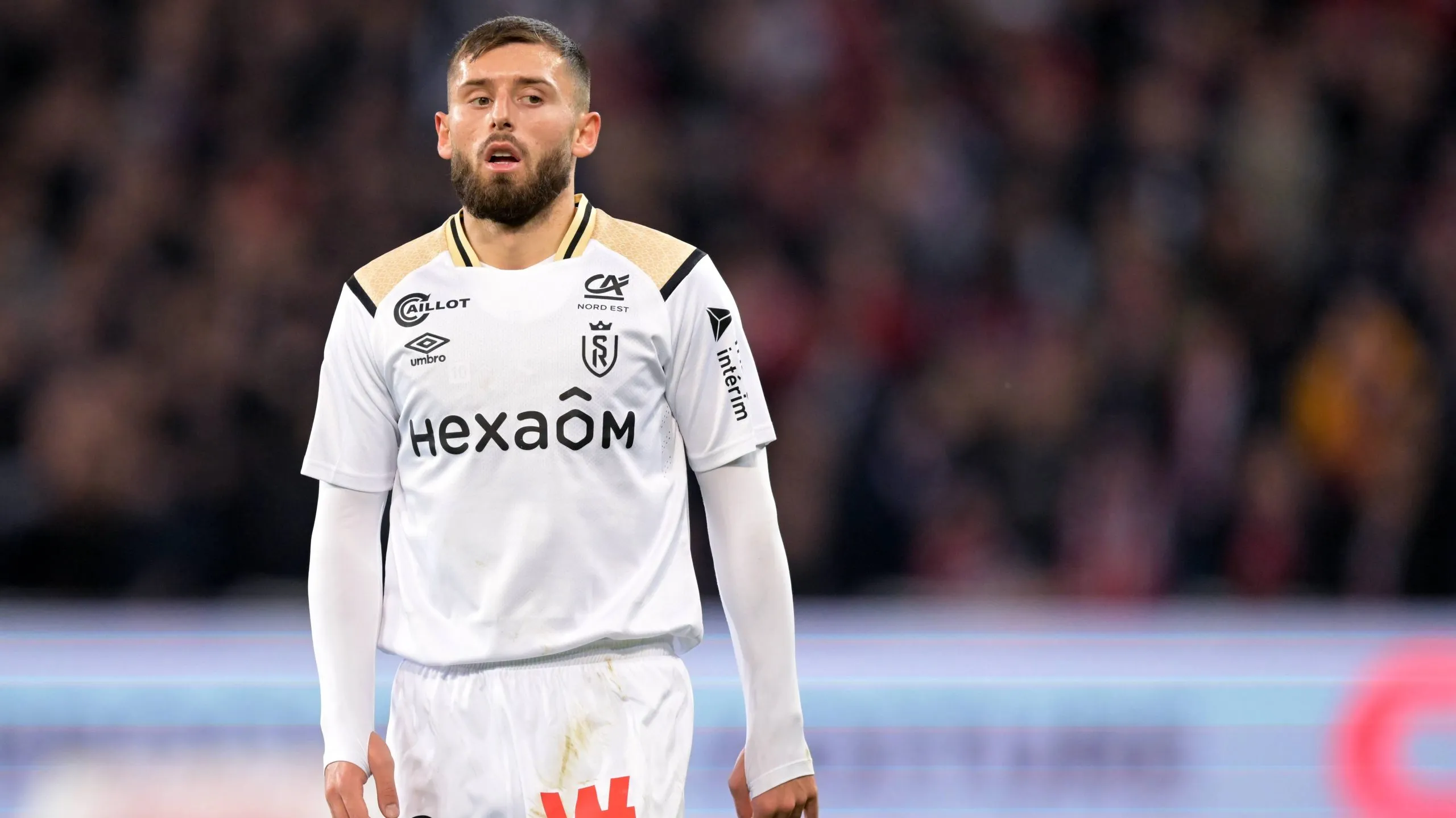 Arber Zeneli con la playera del Stade Reims. (IMAGO)