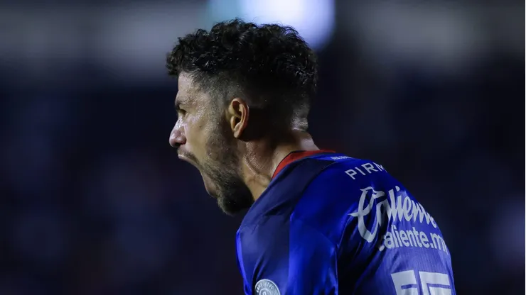 El futbolista uruguayo mantenía un perfil bajo en redes sociales hasta esta semana. Surgen varias interrogantes con uno de sus perfiles.