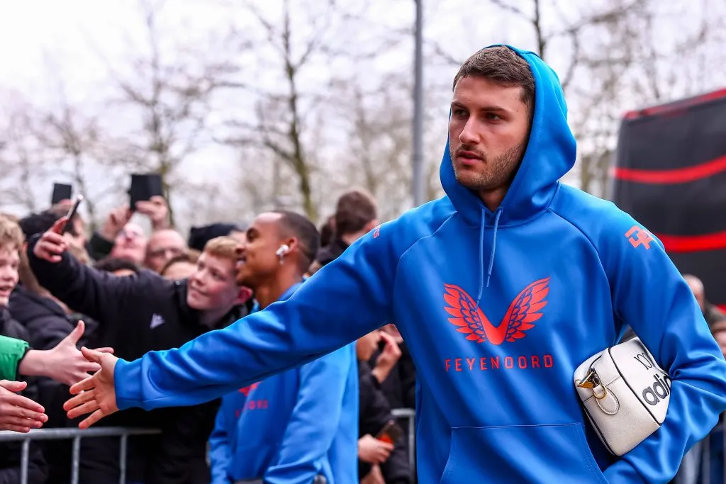 Santi Giménez, seguido de cerca por “gigantes” de Europa. (IMAGO)