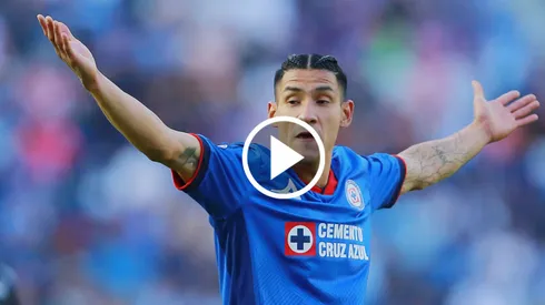 El ex árbitro internacional criticó la actitud del delantero de los celestes luego de unos gestos que quedaron grabados ante las cámaras.