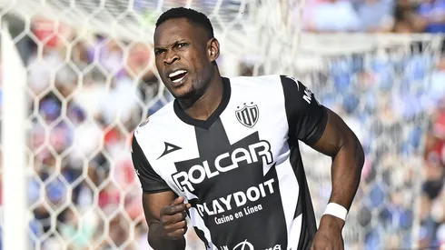 El delantero colombiano anotó uno de los dos goles con los que el Necaxa se impuso a los cementeros en el Estadio Ciudad de los Deportes.