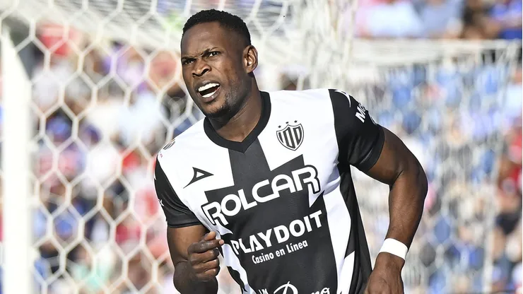 El delantero colombiano anotó uno de los dos goles con los que el Necaxa se impuso a los cementeros en el Estadio Ciudad de los Deportes.