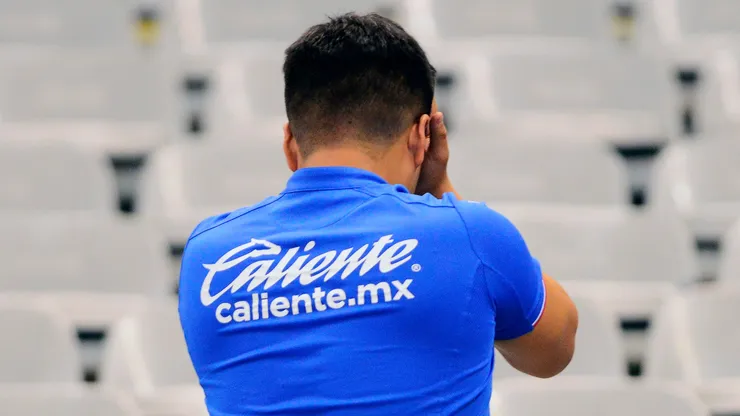 Extraña postura del aficionado de Cruz Azul.