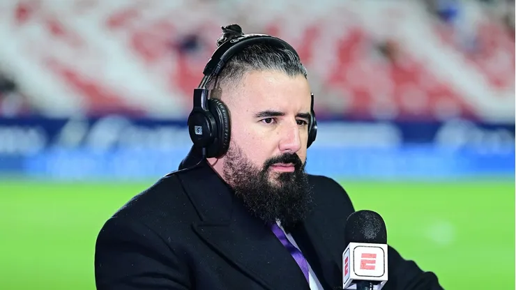 El polémico periodista no pasó por alto un dato que deja exhibido al lateral uruguayo, quien hoy sacó pecho en rueda de prensa.