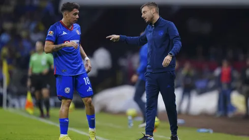 Ciudad de México a 24 de Febrero de 2024. Rodrigo Huescas y Martín Anselmi, Director Técnico , durante el partido correspondiente a la jornada 8 del torneo Clausura 2024 de la Liga BBVA MX, entre las Águilas del América y la Máquina Celeste del Cruz Azul, realizado en el Estadio Azteca. Foto: Imago7/ Rafael Vadillo