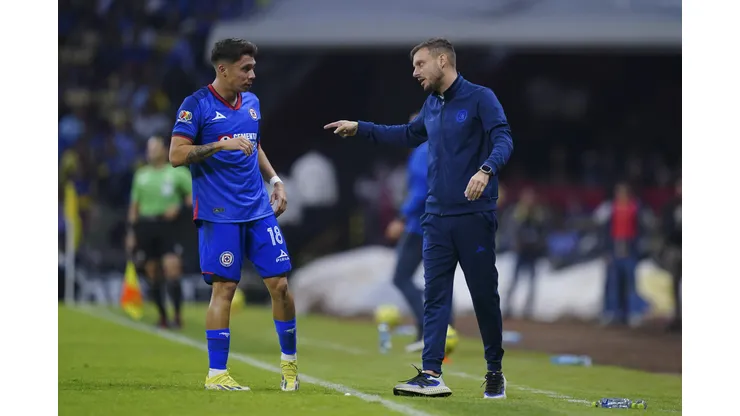 Ciudad de México a 24 de Febrero de 2024. Rodrigo Huescas y Martín Anselmi, Director Técnico , durante el partido correspondiente a la jornada 8 del torneo Clausura 2024 de la Liga BBVA MX, entre las Águilas del América y la Máquina Celeste del Cruz Azul, realizado en el Estadio Azteca. Foto: Imago7/ Rafael Vadillo