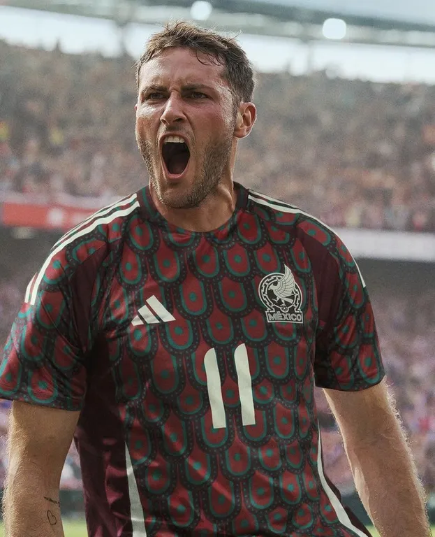 Así posó Santiago Giménez con la nueva playera del Tri (@Leonlec)