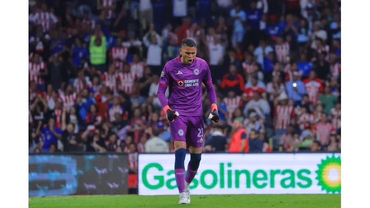 Ciudad de México a 2 de Marzo de 2024. Kevin Mier en festejo, durante el partido correspondiente a la jornada 10 del torneo Clausura 2024 de la Liga BBVA MX, entre la Máquina Celeste del Cruz Azul y las Chivas Rayadas de Guadalajara, realizado en el Estadio Azteca. Foto: Imago7/Manlio Contreras