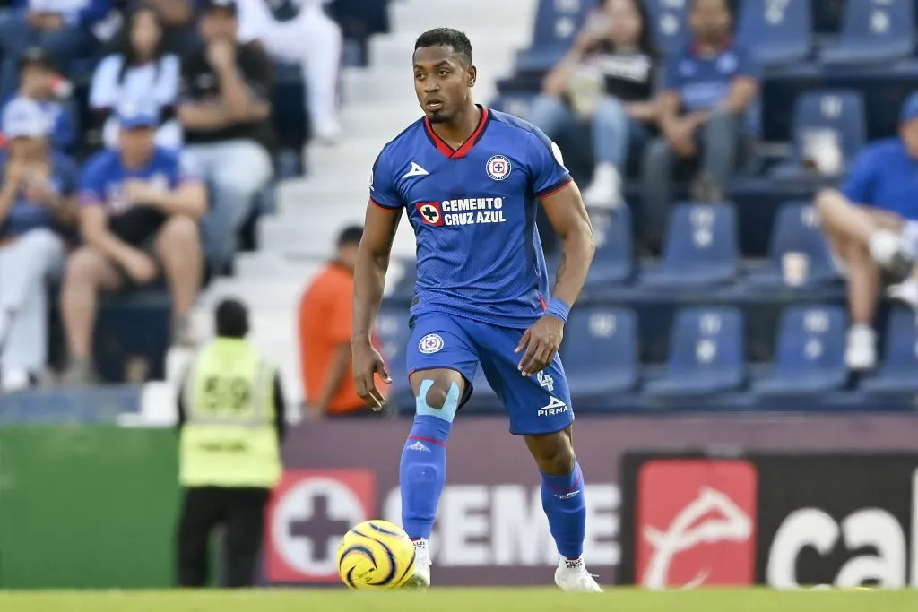 La noticia que muestra el mal torneo de Willer Ditta en Cruz Azul (Imago 7)