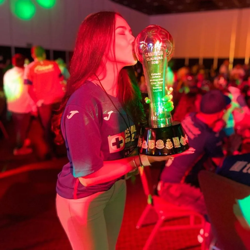 Melissa Rivas junto a la novena ganada por Cruz Azul en 2021 (Instagram)