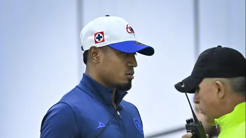 La afición de Cruz Azul pide que le den una lección a Willer Ditta