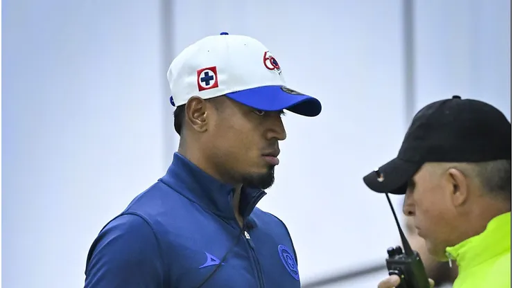 La afición de Cruz Azul pide que le den una lección a Willer Ditta