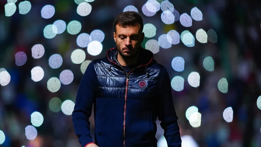 Anselmi, cabizbajo tras la derrota ante Santos. (Imago 7)