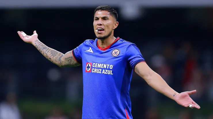 Carlos Salcedo, defensa de Cruz Azul.