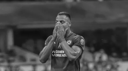 El defensor colombiano salió expulsado ante el Santos Laguna por una entrada temeraria que fue revisada por el VAR.