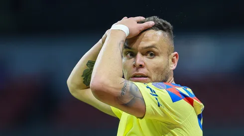 El ex delantero de Cruz Azul está más fuera que dentro del conjunto americanista después de que lo pillaran en un show de Alejandro Fernández.