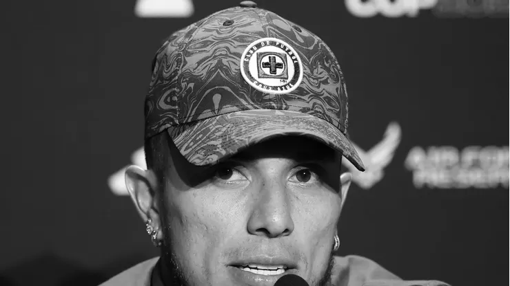 El defensor mexicano pasa por el momento más complicado de toda su carrera. Alexis Peña cuesta más a estas alturas.