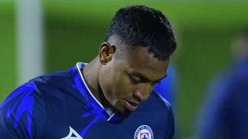 El defensor colombiano se encuentra suspendido por tres partidos tras insultar al árbitro en el Clásico Joven ante el Club América.