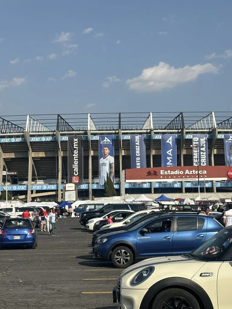 Juan Escobar en una valla publicitaria en el Cruz Azul vs. Chivas (x DeportesWRadio)