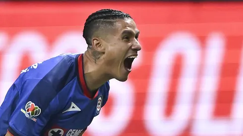 Uriel Antuna es bautizado con nuevo apodo y lo abraza.