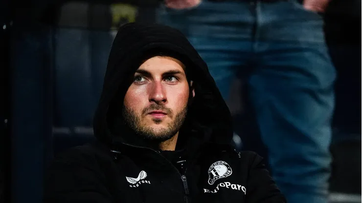 El internacional mexicano en el banquillo del Feyenoord.