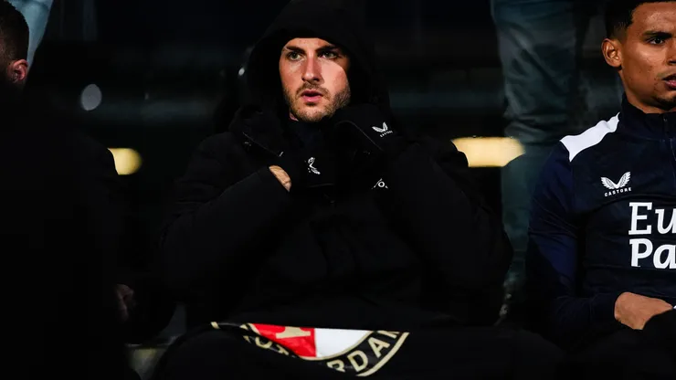 Santi Giménez se quedó en la banca.