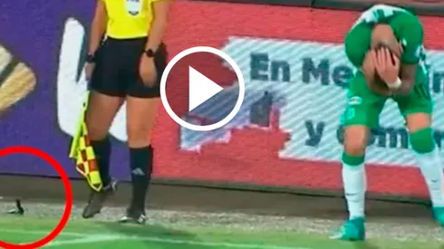 El jugador uruguayo se disponía a buscar el balón cuando desde las gradas arrojaron un cuchillo que impactó en su humanidad.