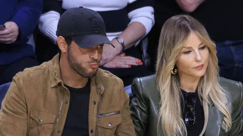 El jugador mexicano junto a su señora esposa en un partido de baloncesto.